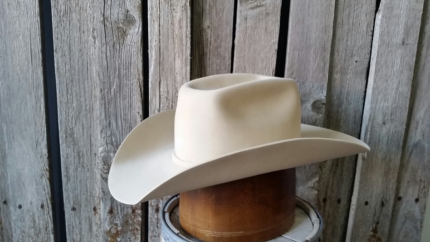 Каска в форме шляпы. Ковбойская шляпа. Белая ковбойская шляпа. Настоящая ковбойская шляпа. Ковбойская шляпа с клыками.
