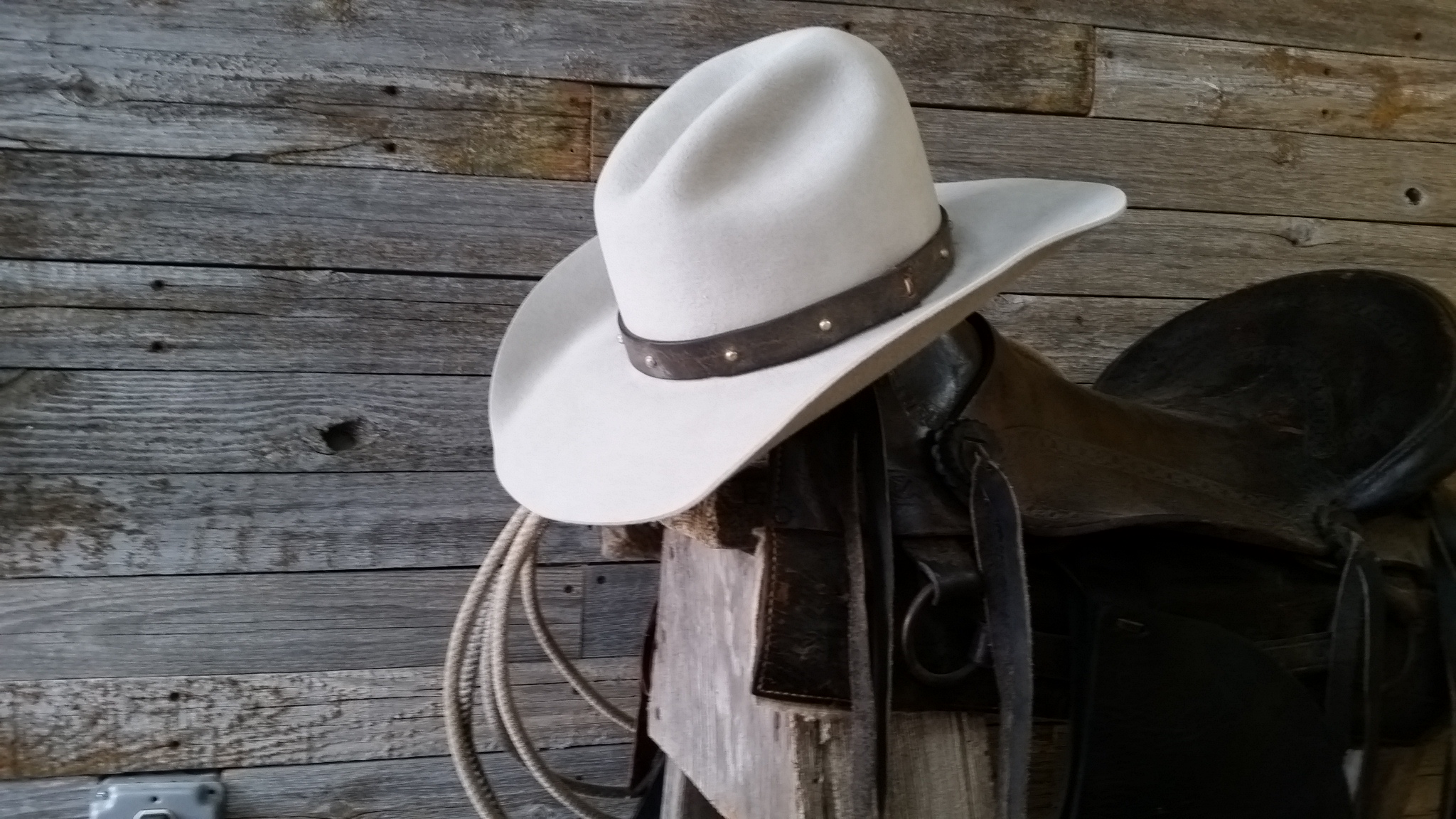 Обои шляпа. Ковбойская шляпа. Белая ковбойская шляпа. Шляпа мужская ковбойская. Человек в ковбойской шляпе.